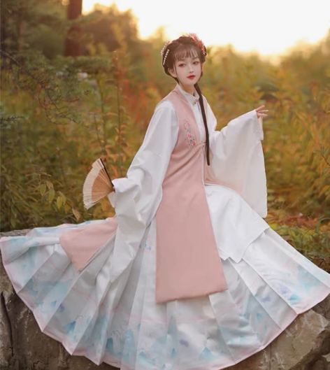 全新的汉旭旗舰店汉服 冬天可穿 感兴趣的话...