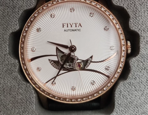 女士飞亚达机械表,原价2600多,3.2表...