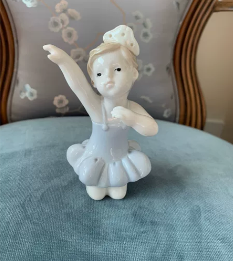 孤品，芭蕾女孩以前的老货陶瓷，年代久远所以...