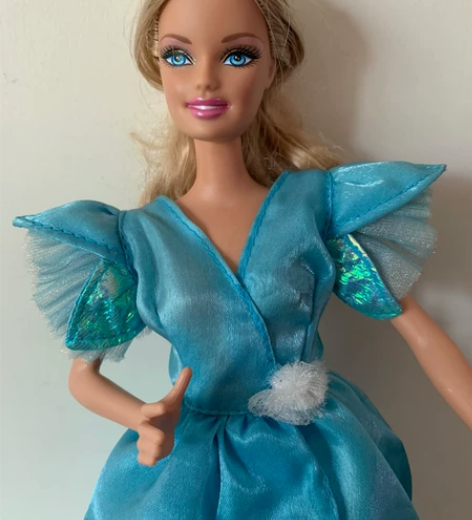 芭比娃娃经典款，自己搭的衣服，问好拍，二手物品不退不换。 感...