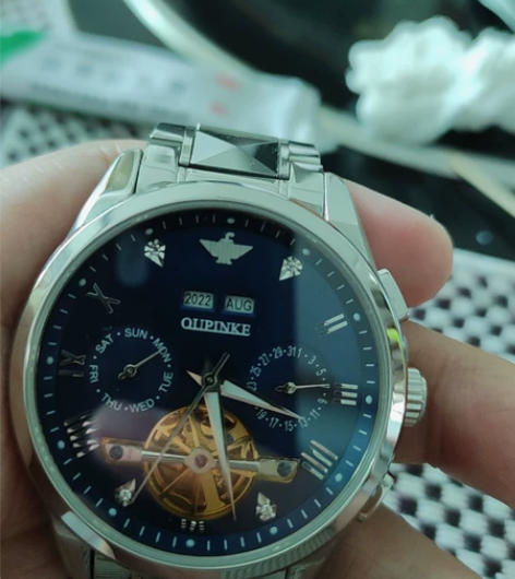 朋友送的 盒子配件啥的都在 就带了一个月放...