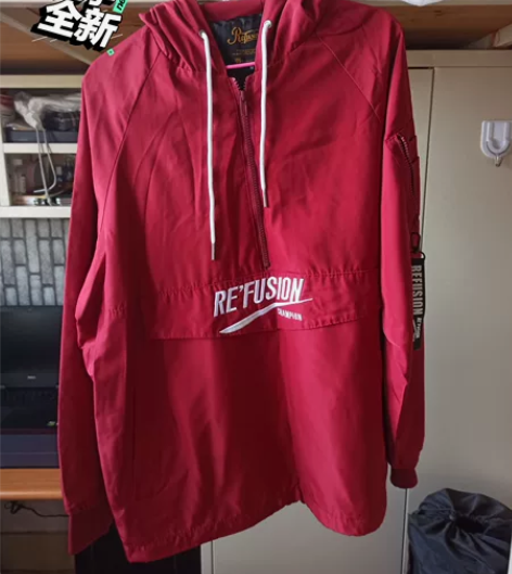 国潮刺绣字母冲锋衣，m码，穿起来很帅。 上...