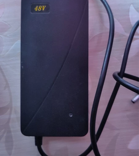 艾特能48V2A锂电池充电器，拆开清洁过，...