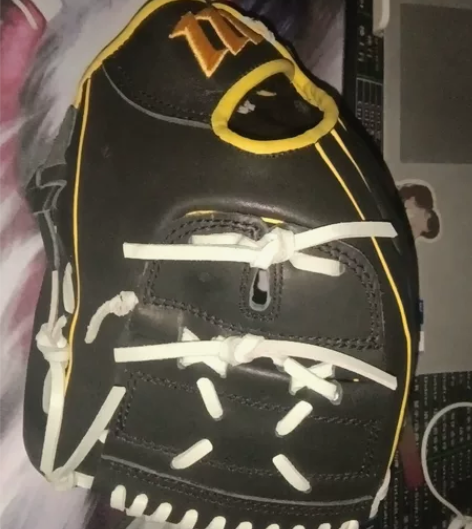 全新棒球手套。一次都没用过。 感兴趣的话点...