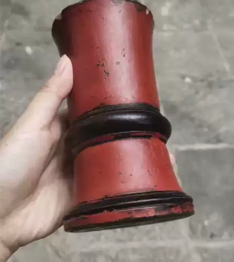 晚清老笔筒，器形简约大方，用土漆着上红加黑...