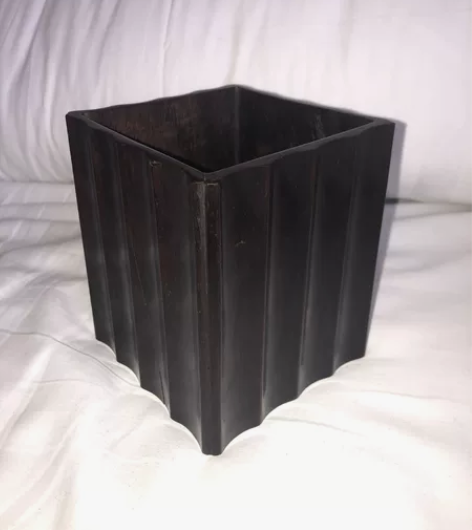 紫檀方笔筒。   有两处开裂   品相如图...