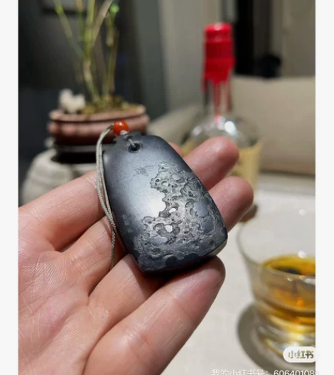 籽料青花聚墨无事牌，绳孔设计，阴刻 湖石牌...