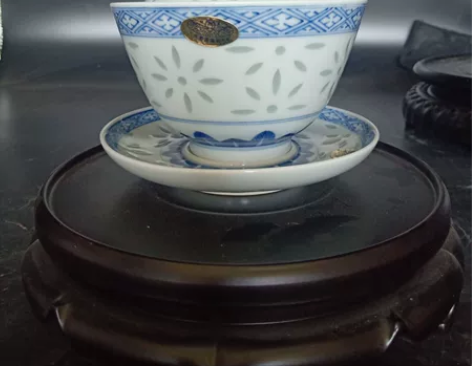 景德镇光明瓷厂出品:青花玲珑盖碗杯 品相完...