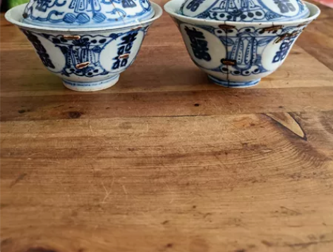 清代中期青花喜字盖碗两个都有破裂如图所示保...