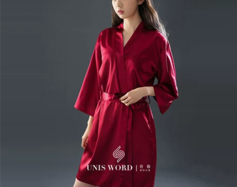 新娘晨袍，婚礼头一天晚上从婚纱店拿回来的，...