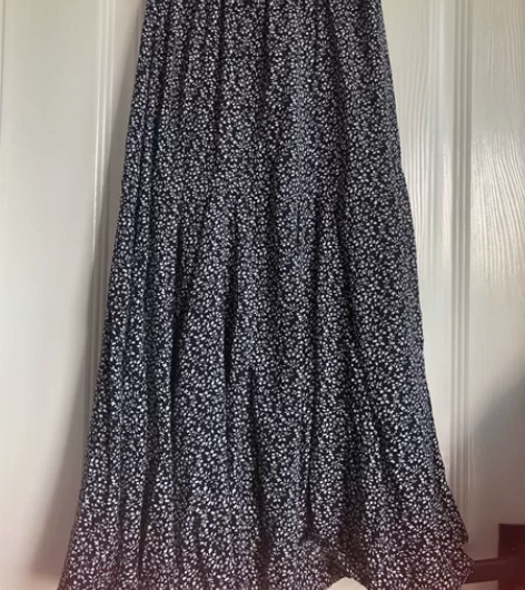 全新的大摆裙,落过水,腰部牛筋。(不退,不...