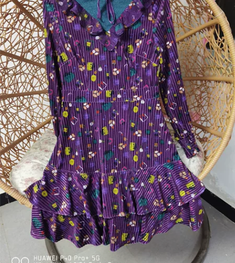 芭蒂娜剪标丝绒紫色连衣裙，领子很有特点，松...