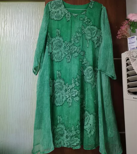 全新，民族风真丝料刺绣连衣裙，肩宽41胸围...