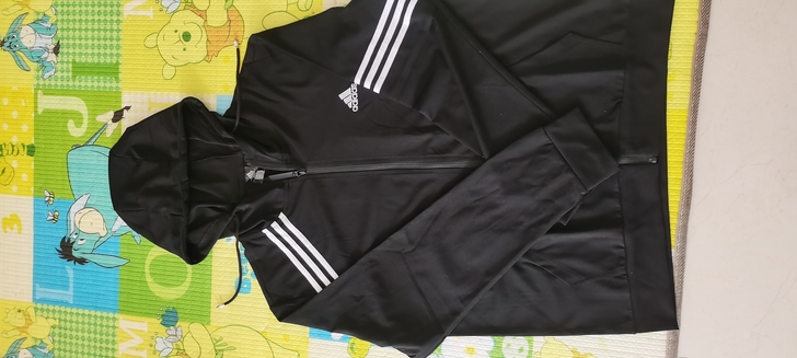 阿迪达斯Adidas连帽开衫，只穿过几次还...