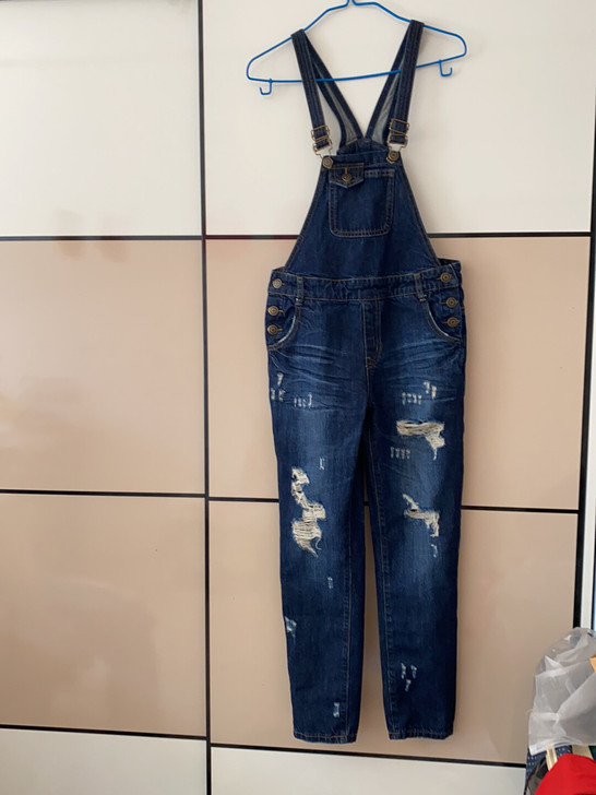 破洞小脚背带九分牛仔裤。腰围74臀围86裤...