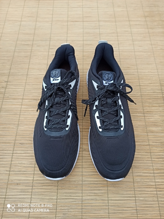 44码特步运动鞋