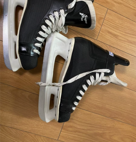 全新冰鞋，买了很多年未使用。8号半大小。 ...