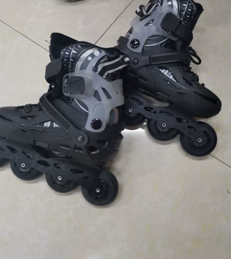 出飞鹰轮滑鞋一双，3-6岁可穿，就穿了几次...