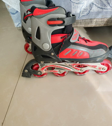 滑冰鞋九成新   可调节 38到41码 如...