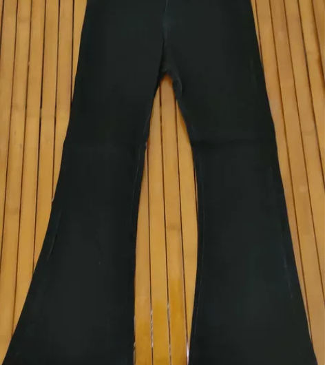 全新黑色喇叭牛仔裤 感兴趣的话点“我想要”...