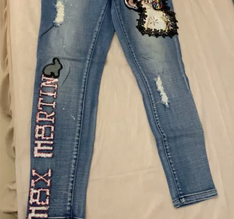 玛玛绨亮片破洞牛仔裤 成色很新 穿过两三次...