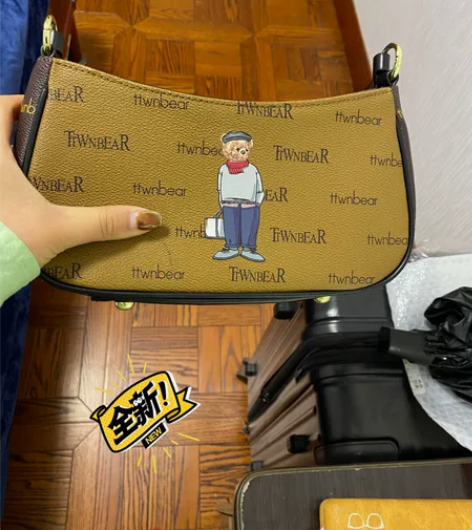 天天维尼 小熊腋下包。 官网好像都下架了！...