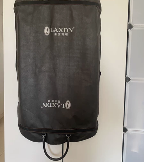 出一件男式羊毛西装，正装版，品牌是LAXD...