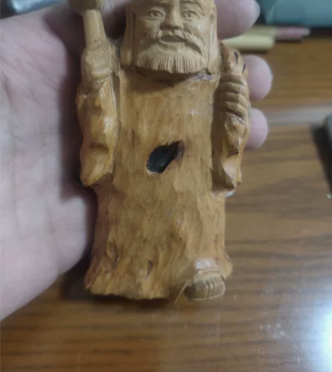 日本回流，一木雕手把玩件，后面底下有裂纹，...