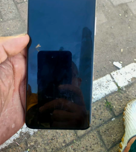 出售一台红米k30s手机，本来是开机屏好的...