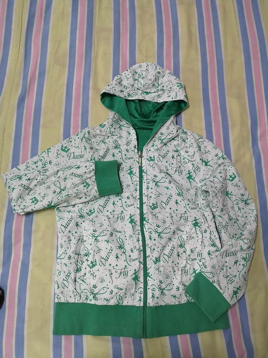 几乎全新##amp；ldquo；安踏##amp；rdquo；两面可以穿的连帽运动上衣，尺码：均码。图片是