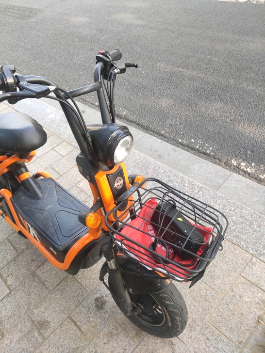 雅迪老款的酷v，小车很好骑，以前的旗舰款当...