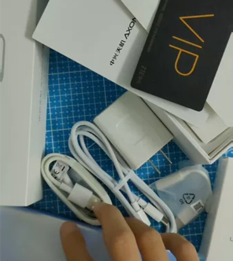 ZTE/中兴天机Axon 20 5G屏下摄...