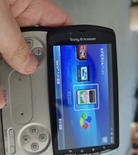 索尼xplay手机 也是一个游戏掌机 划开...