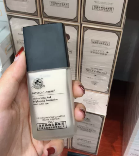 八韵草粉底 个人使用感比较轻薄。适合想要通...