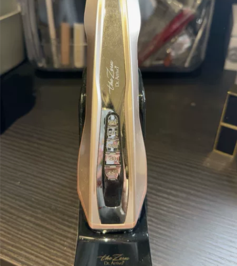 宙斯美容仪，购于19年日本，连接的线搬家不...