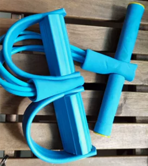 转蓝色拉力器一个，家里自用过，手把处有使用...