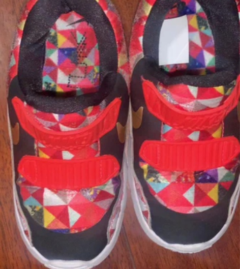 耐克27尺码气垫跑步鞋。 感兴趣的话点“我...