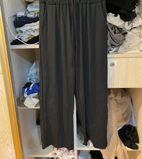 黑色阔腿裤，松紧腰，有垂感 有口袋 均码全...