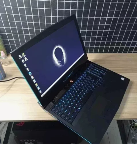 外星人17r5，成色定义85新吧。有磕碰。...