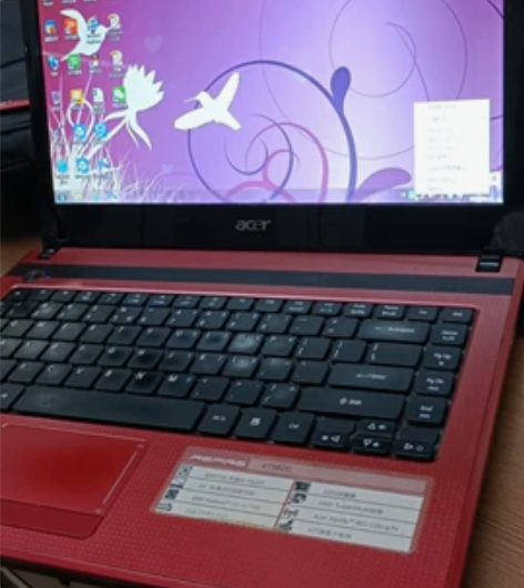 妹子上大学时买的宏碁笔记本，酒红色。现在已...