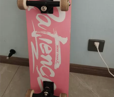 dbh滑板微瑕200出 只滑过几次轻微使用...