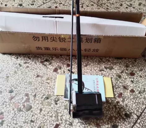 【全新包邮】转让原价四百多的全新二胡,配件...