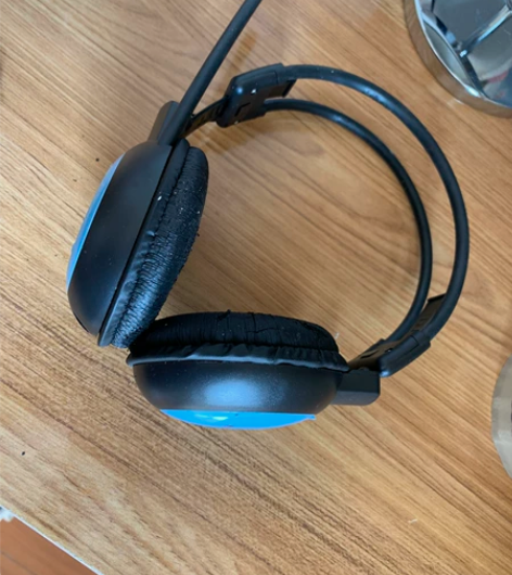 搬家收拾到的，听力耳机，有一点磨损 感兴趣...