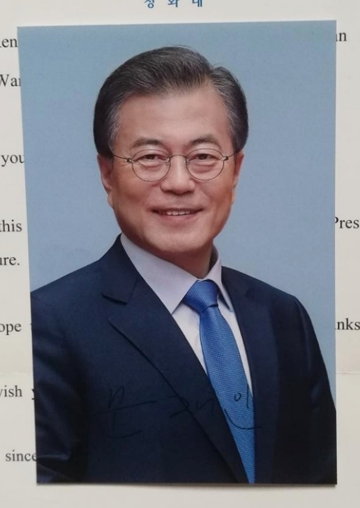韩国文在寅总统亲笔签名照，与印签不同，带官...