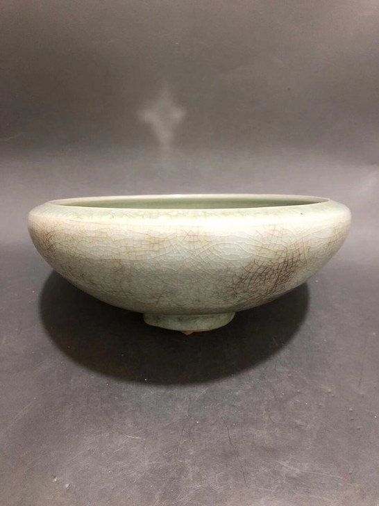 龙泉窑元代敛口碗，