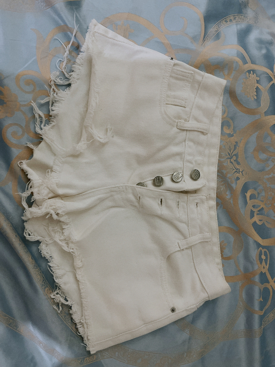 白色系扣牛仔短裤