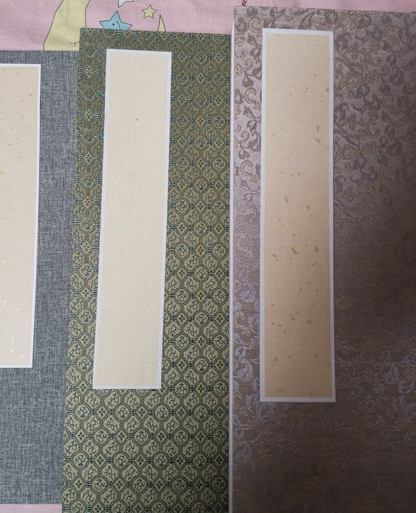 出几本自己手工缝制的册页本：