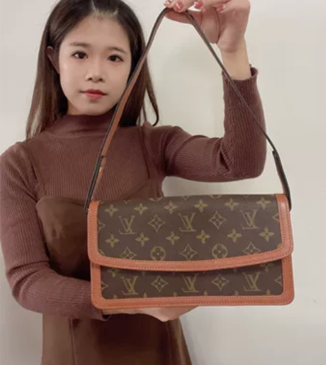 LV红皮手拿包 整体超级新 暗扣略微有使用...