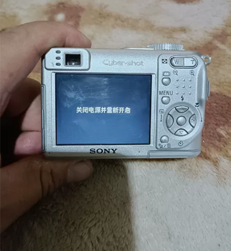 索尼数码相机，品相如图，开机显示，关闭电源...