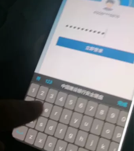 魅族17，8+128，最右边有条白线，右边...